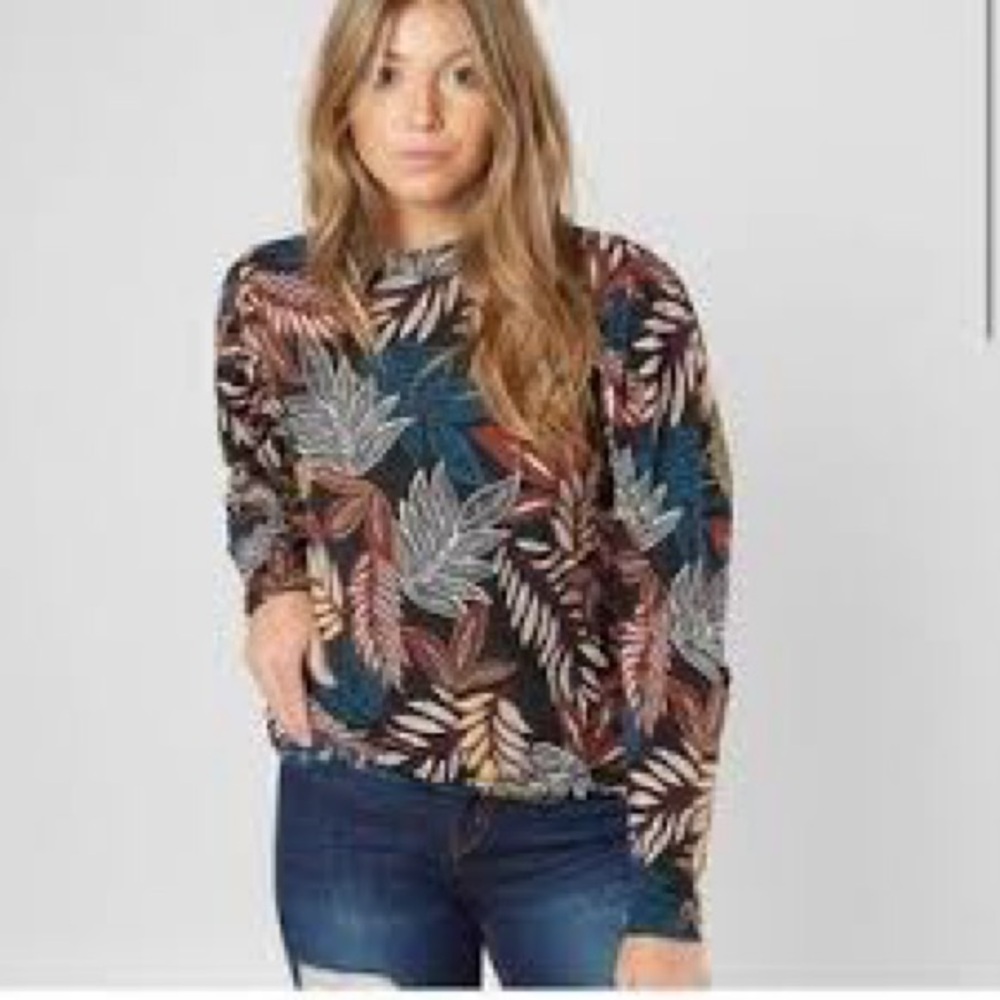 Gimmicks by BKE Multicolor Reversible Leaf Print Blouse